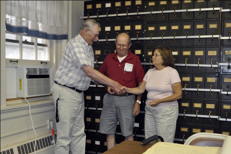 photo of Pete and Margaret Choate shaking hands with Hatboro Borough Historian Dave Shannon